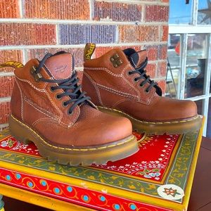 NWOT Unisex Dr Martens boots men’s 8 women’s 9 gorgeous leather and stitching!